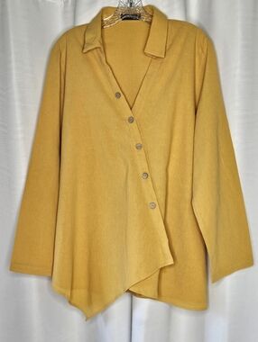 Emery Rose women's mustard button up long sleeve shirt assymetrical front hem